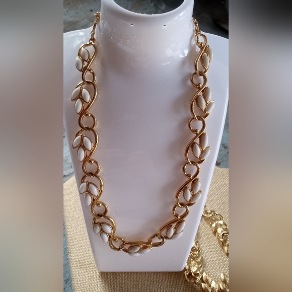 Trifari TM Vintage 80's Milk Glass Full Parue Necklace, Bracelet, Post Earrings - Picture 6 of 11